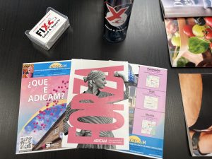 Carteles de Adicam en la clínica FIX que muestran la colaboración entre ambas entidades. FIX ofrece a la asociación asesoramiento en nutrición oncológica para las mujeres con cáncer