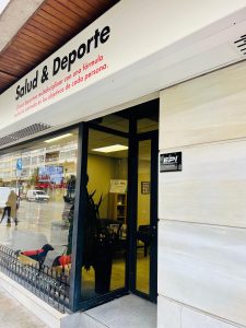 Dispositivo oficial EPI® ALPHA en la fachada de la clínica FIX en Vigo