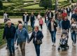 gente paseando por el parque para cumplir con el objetivo de 10.000 pasos y mejorar así su salud