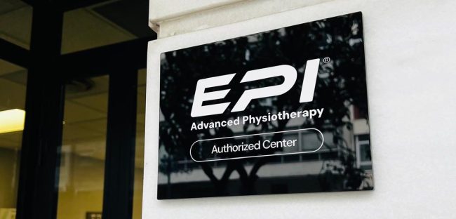 pegatina EPI en fachada FIX Dispositivo oficial EPI® ALPHA en la clínica FIX Vigo, utilizado para tratamientos de fisioterapia invasiva de alta precisión