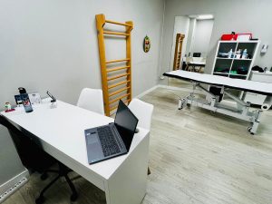 Sala de fisioterapia y rehabilitación activa en la clínica FIX Vigo, equipada con camilla, material para ejercicio terapéutico, donde nuestros fisioterapeutas realizan sesiones de una hora para recuperar lesiones y mejorar la autonomía