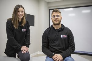 Imagen del equipo de fisioterapeutas en una sesión de formación continua sobre avances científicos y nuevas técnicas de fisioterapia en nuestra clínica sanitaria en avenida de García Barbón 90