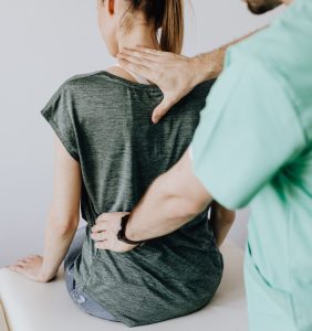 Persona con dolor de espalda crónico que necesita tratamiento de fisioterapia avanzada en FIX