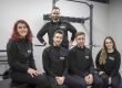 Imagen del equipo de entrenadores posando para la foto oficial de nuestra clínica sonriendo de forma distendida en la sala de entrenamiento.