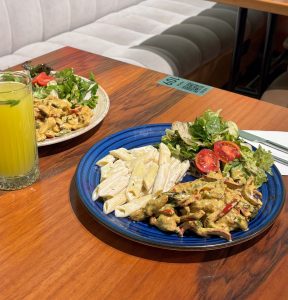 Plato de pasta saludable y equilibrado para demostrar que los carbohidratos no engordan por sí solos