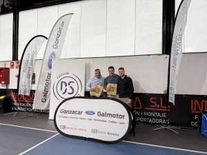 Patrocinamos un torneo solidario de pádel, organizado por la Fundación Denis Suárez. Álvaro Muzas, uno de los socios de FIX, entrega nuestros bonos regalo.